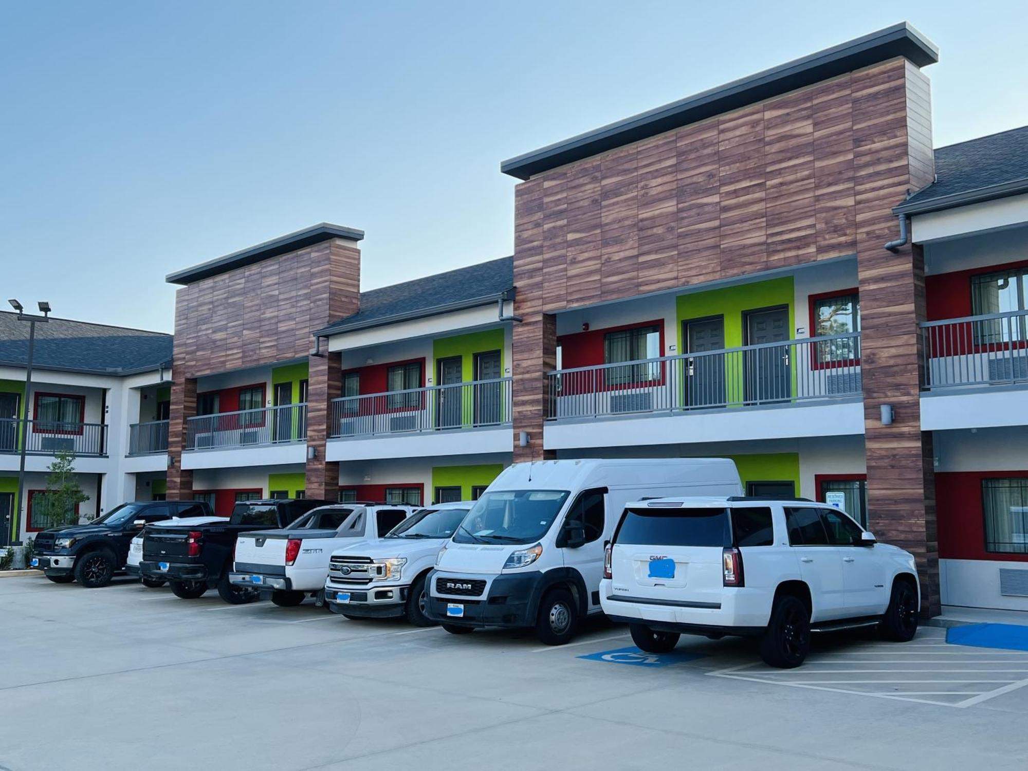 Americas Value & Kingwood Iah Airport Hotel