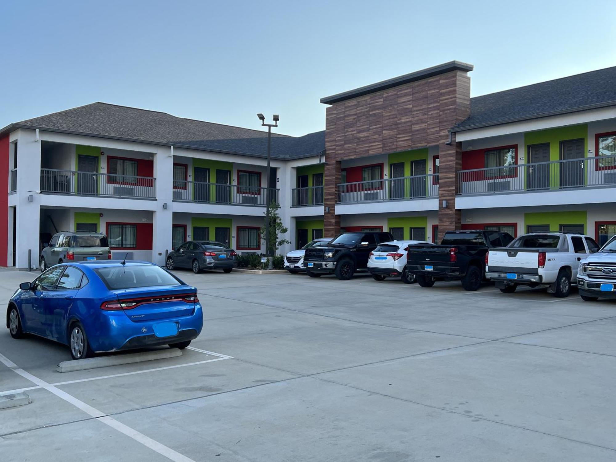 Americas Value & Kingwood Iah Airport Hotel 2*